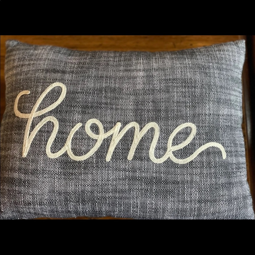 Small pillow
Perfect for entryway or couch
Blueish/grey - Picture 2 of 4